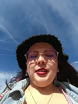 Yulska online show from April 2026 09:01:02 PM