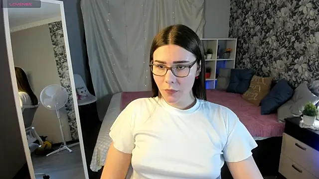 Snapshot of Coraline_kitty chatting on May 2026 06:47:01 PM Coraline kitty online show from May 2026 06:47:01 PM