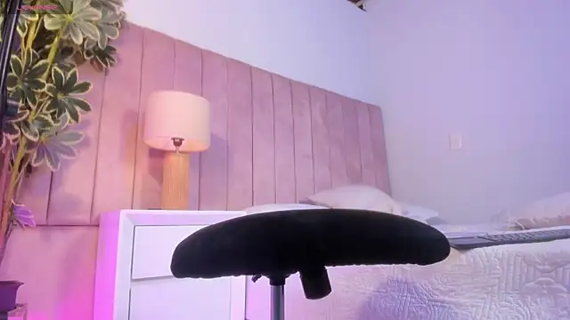 Ashley Beaomunt online show from May 2026 01:21:01 AM
