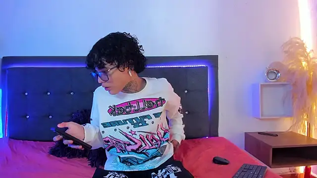 Snapshot of Ale_cuzz chatting on February 2026 03:32:01 PM Ale cuzz online show from February 2026 03:32:01 PM