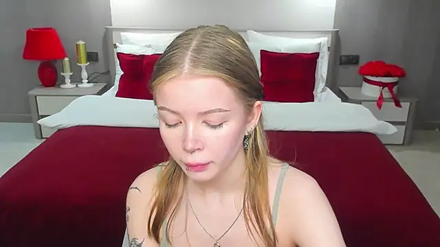 Snapshot of Violetta__Dreams chatting on May 2026 06:15:02 PM Violetta Dreams online show from May 2026 06:15:02 PM