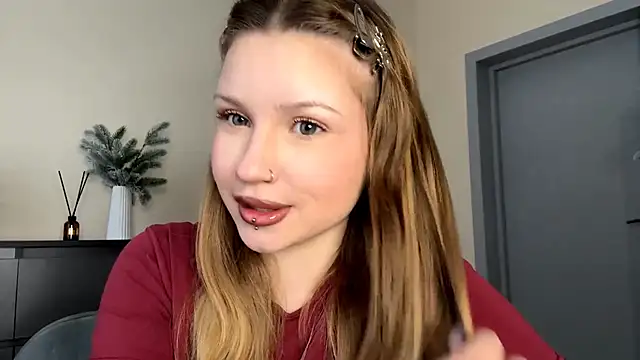 Snapshot of PledHoly chatting on February 2026 11:28:02 AM PledHoly online show from February 2026 11:28:02 AM