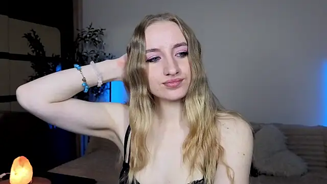 Oxy Foxie online show from May 2026 06:57:01 PM