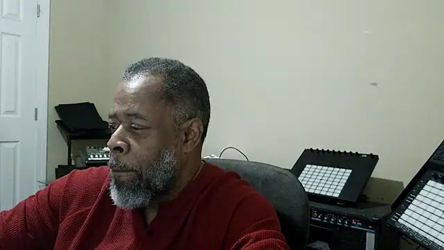 Snapshot of Cleozevo1961 chatting on April 2026 04:34:01 PM Cleozevo1961 online show from April 2026 04:34:01 PM