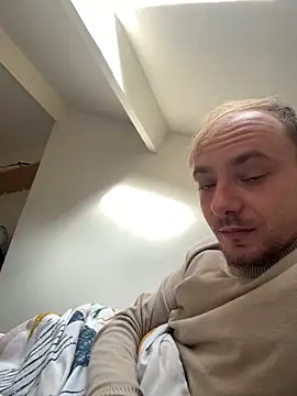 Snapshot of Crevette311 chatting on November 2025 12:48:01 PM Crevette311 online show from November 2025 12:48:01 PM