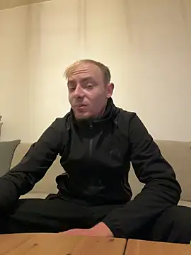 Snapshot of Crevette311 chatting on November 2025 09:05:02 PM Crevette311 online show from November 2025 09:05:02 PM