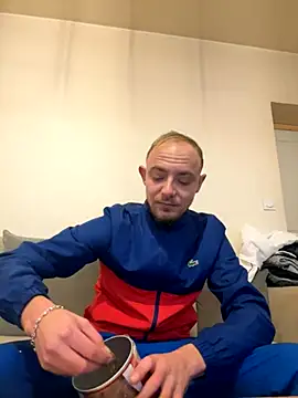 Snapshot of Crevette311 chatting on November 2025 10:39:02 AM Crevette311 online show from November 2025 10:39:02 AM