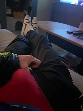 Snapshot of Crevette311 chatting on November 2025 11:30:01 PM Crevette311 online show from November 2025 11:30:01 PM