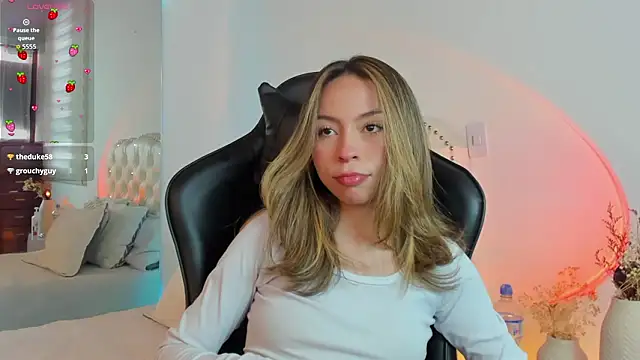 Snapshot of LuuluBerry chatting on February 2026 05:55:01 PM LuuluBerry online show from February 2026 05:55:01 PM