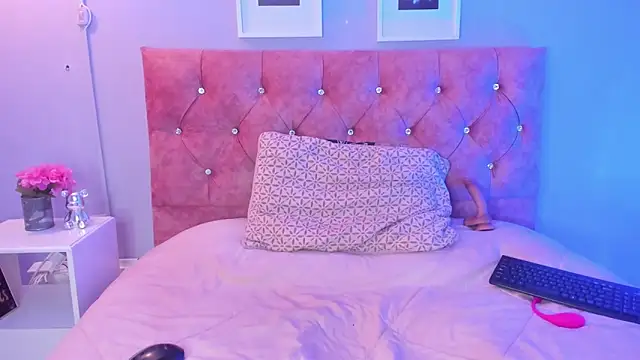 lilirousee online show from April 2026 07:06:02 PM