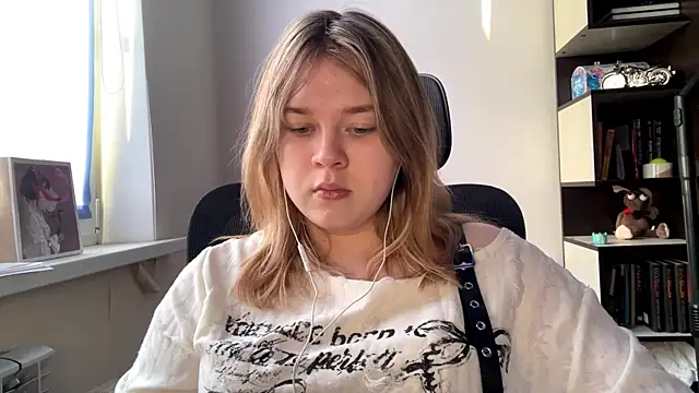 TomikoPfau online show from April 2026 02:09:02 PM