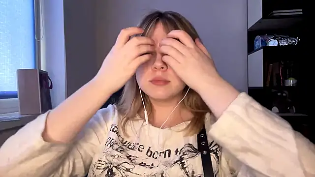 TomikoPfau online show from April 2026 02:16:02 PM