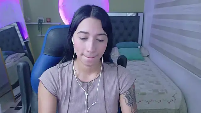 Snapshot of ivvoncute chatting on July 2026 04:19:01 AM ivvoncute online show from July 2026 04:19:01 AM