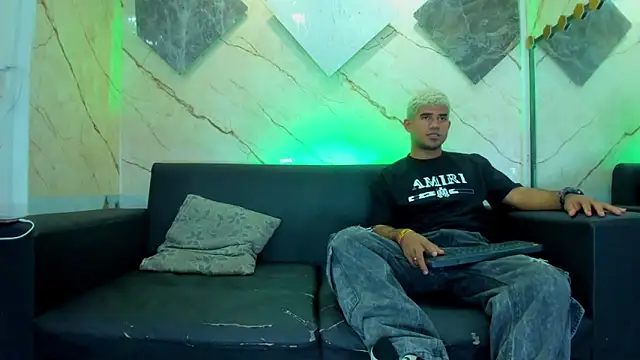 Snapshot of Latins_on_fire chatting on February 2026 08:08:02 PM Latins on fire online show from February 2026 08:08:02 PM