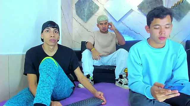 Snapshot of Latins_on_fire chatting on February 2026 07:58:01 PM Latins on fire online show from February 2026 07:58:01 PM