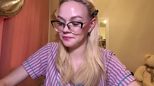 MiaCashe online show from April 2026 12:09:02 PM