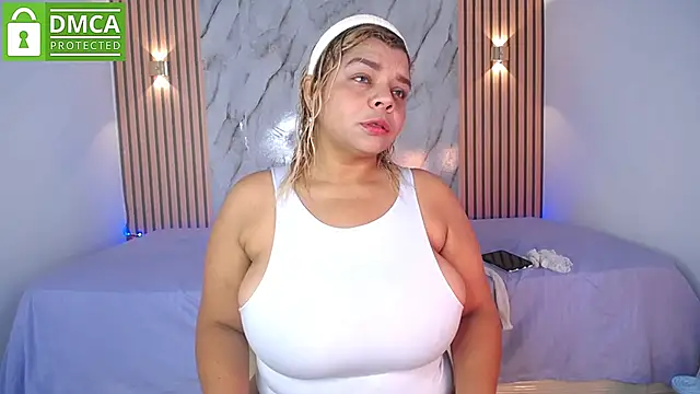 Snapshot of CasieBigtits chatting on June 2026 01:32:02 PM CasieBigtits online show from June 2026 01:32:02 PM