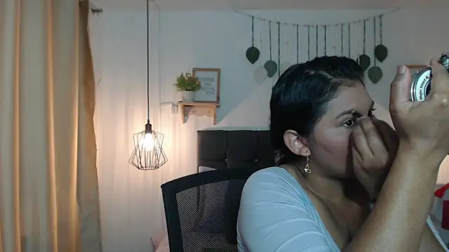 Emma hassani online show from April 2026 01:56:01 PM