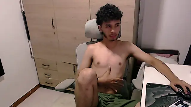 axeldarkk online show from March 2026 07:10:02 PM