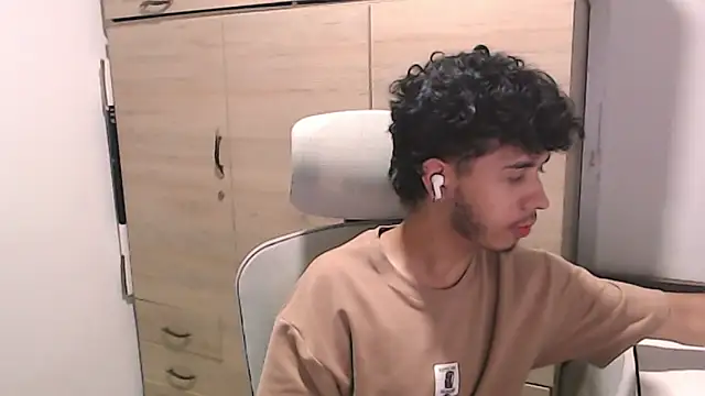 axeldarkk online show from March 2026 08:15:01 PM