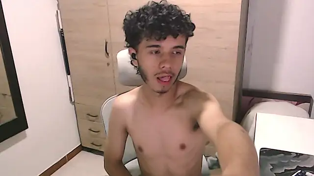 axeldarkk online show from March 2026 06:36:01 PM