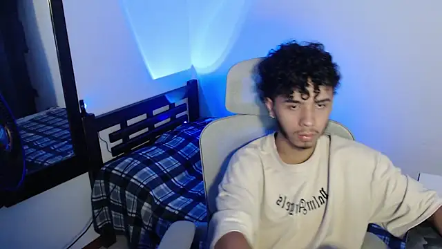 axeldarkk online show from April 2026 07:34:02 PM