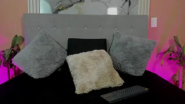 Eros Lux online show from April 2026 12:10:01 PM