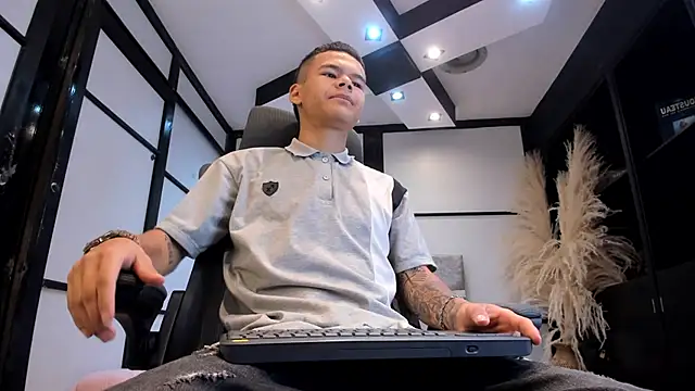 DylanRoyce  online show from April 2026 12:32:02 PM