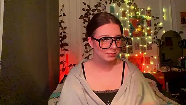 Snapshot of moonvampiq chatting on February 2026 08:29:02 PM moonvampiq online show from February 2026 08:29:02 PM