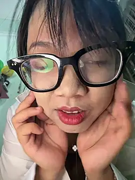 Snapshot of Leeeeiu chatting on July 2026 03:25:02 PM Leeeeiu online show from July 2026 03:25:02 PM