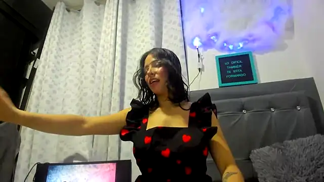 Snapshot of Miranda-cambell chatting on May 2026 11:25:02 PM Miranda-cambell online show from May 2026 11:25:02 PM