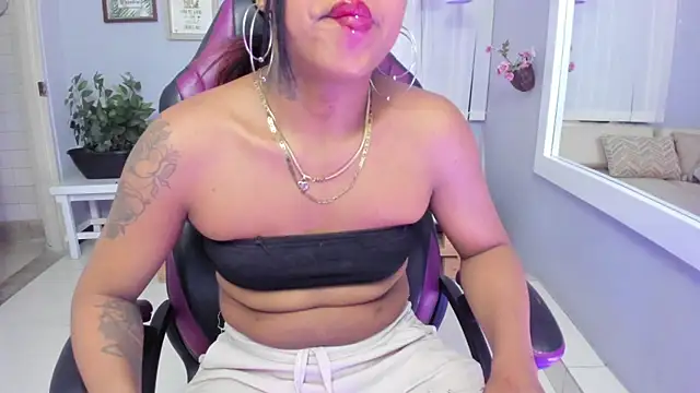 Nahomy Collins  online show from April 2026 07:53:02 PM