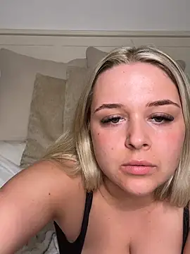 Snapshot of Goldieluxe chatting on March 2026 09:32:02 PM Goldieluxe online show from March 2026 09:32:02 PM