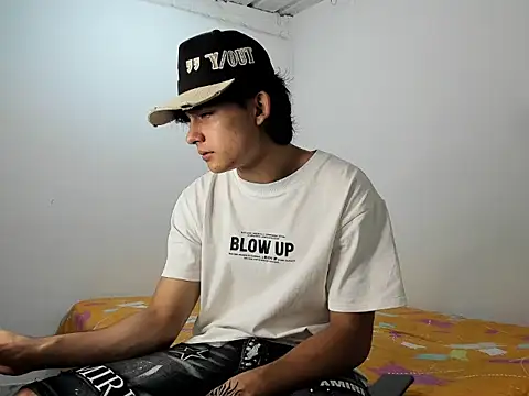 Snapshot of monky_0002 chatting on May 2026 03:39:02 PM monky 0002 online show from May 2026 03:39:02 PM