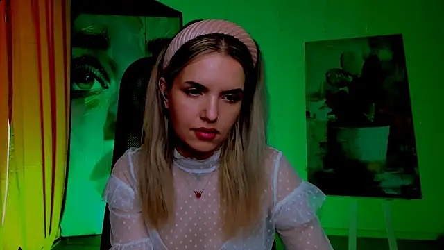 AliceSmite online show from April 2026 01:27:01 PM