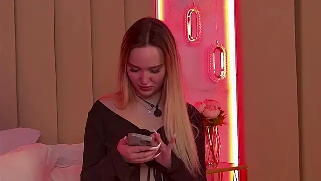 JuliaHotty  online show from March 2026 05:29:02 PM