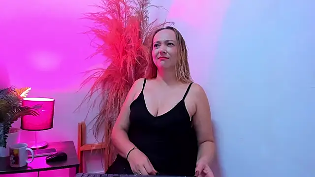 KahiaSmith online show from July 2026 01:04:02 PM