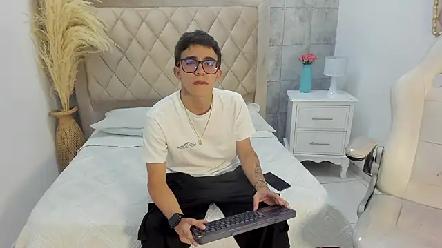 TylerCross  online show from March 2026 08:34:02 PM