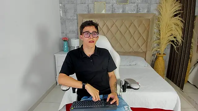 TylerCross  online show from March 2026 08:13:01 PM