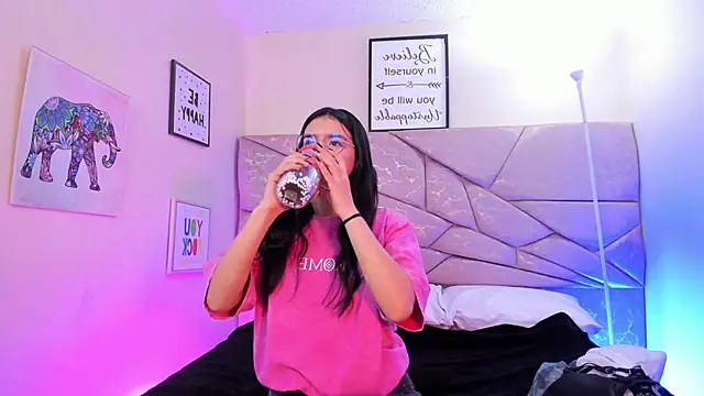 Amara Velle online show from April 2026 01:01:01 PM