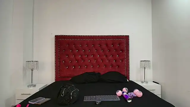 Daphne glas online show from April 2026 11:27:01 AM