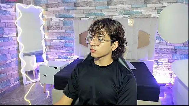 JUSTIN TAY1 online show from April 2026 11:59:01 AM