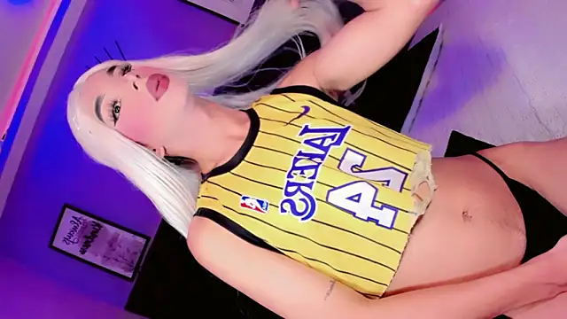 IssabellaIzzy online show from May 2026 01:04:02 PM