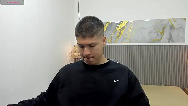 AlessandroFranco online show from April 2026 01:17:02 PM