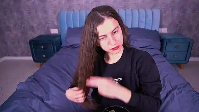 LittleJulii online show from March 2026 07:25:01 PM