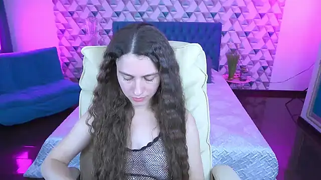 LittleJulii online show from April 2026 07:38:02 PM