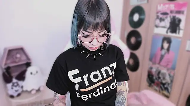 shes creepy online show from April 2026 10:16:01 AM