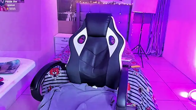 liam scoot  online show from April 2026 08:37:02 AM