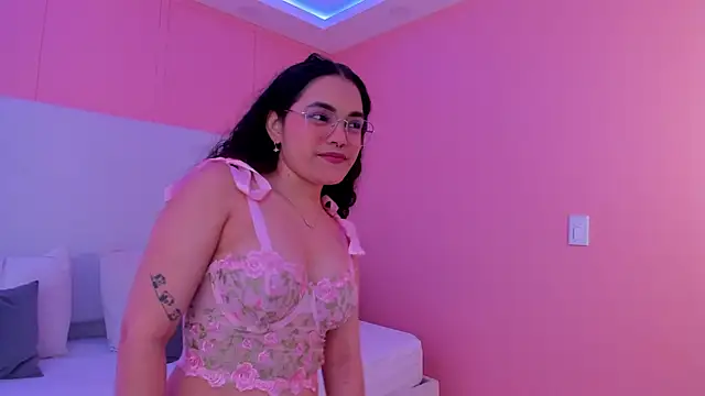 luna veega online show from April 2026 04:47:02 PM