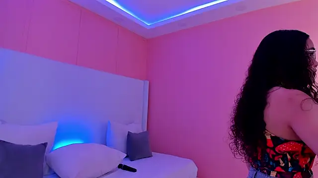 luna veega online show from April 2026 05:05:02 PM